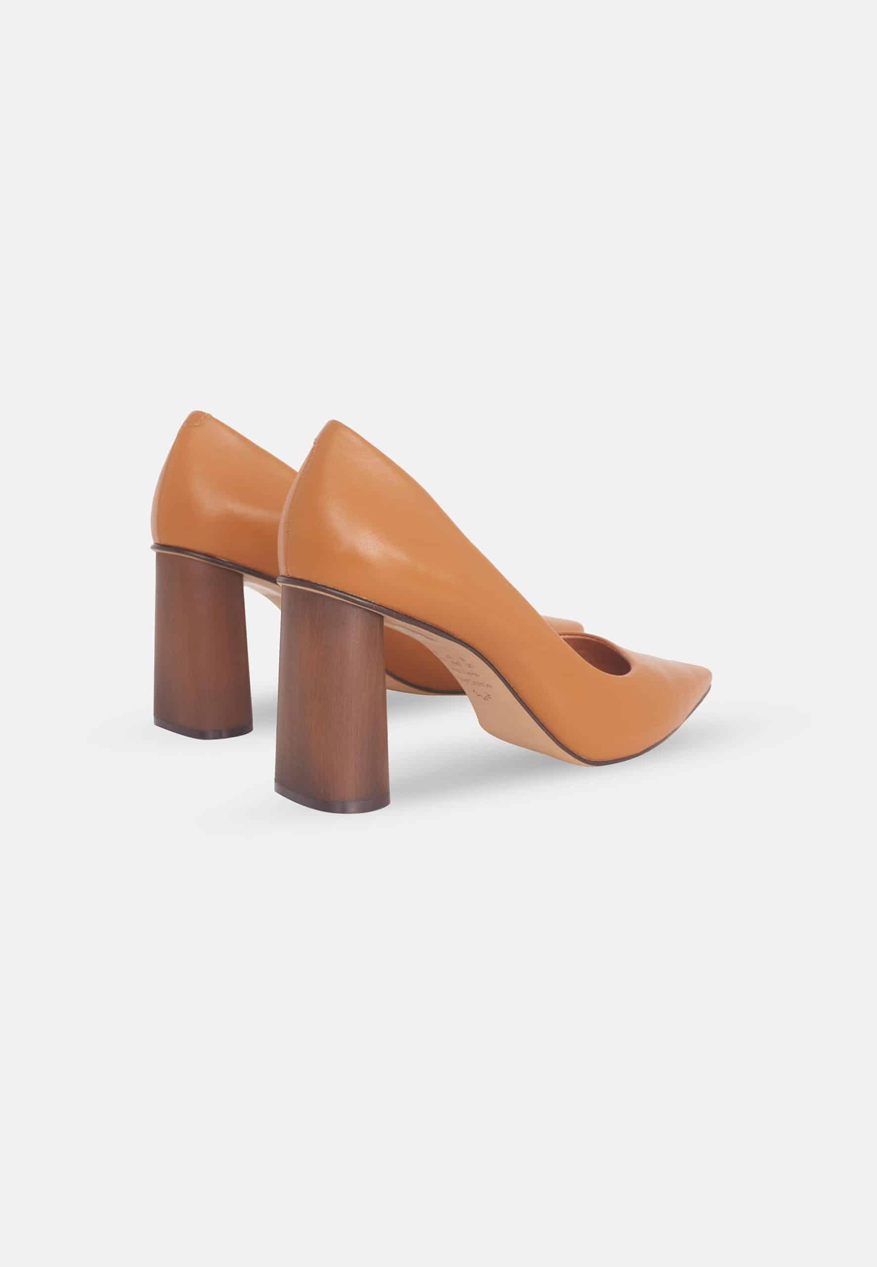 Mangará Plinia Pumps Block Heel in high-quality leather, featuring an 8cm block heel and a soft, breathable lining for comfort.